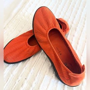 ARCHE size 10 flats